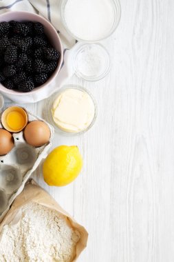 Böğürtlenli börek pişirmek için ham maddeler, üst görünümü. Yükü, 