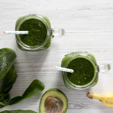 Cam kavanozov avokado, ıspanak ve muz ile Yeşil yüzlü