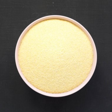 Tepegöz, kuru irmik durum unu blac üzerinde pembe bir kapta