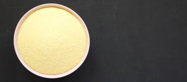 Kuru irmik durum unu pembe bir kapta siyah yüzey üzerinde, üst 