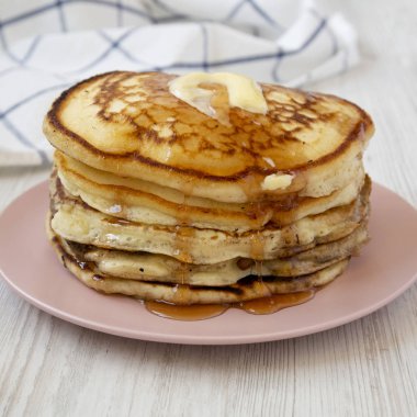 Pembe tabakta tereyağı ve akçaağaç şurubu ile ev yapımı krep, l