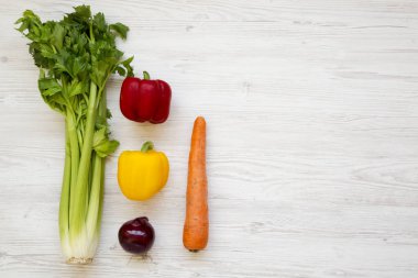 Taze sebzeler (havuç, kereviz, soğan, renkli biber) bir w