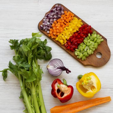 Yukarıdan, doğranmış taze sebze (havuç, kereviz, kırmızı soğan,