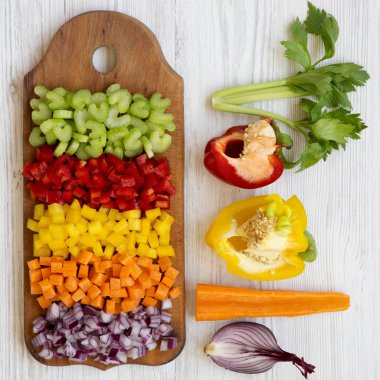 Doğranmış taze sebzeler (havuç, kereviz, soğan, renkli biber