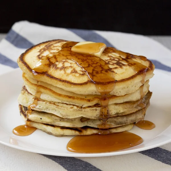 Panqueques caseros con mantequilla y jarabe de arce en un plato blanco , — Foto de Stock