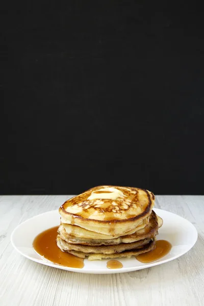 Panqueques caseros con mantequilla y jarabe de arce en un plato blanco , — Foto de Stock