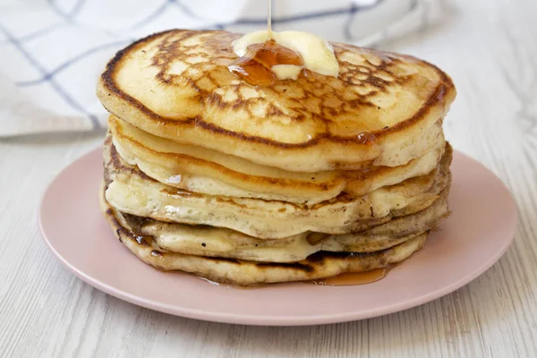 Homemade pancakes with butter and maple syrup on a pink plate, s — Stock Photo, Image