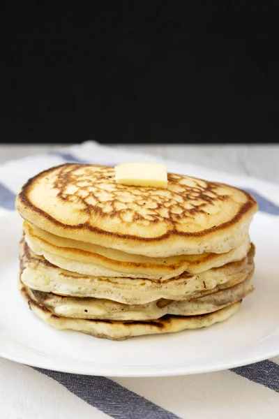 Panqueques caseros con mantequilla en un plato blanco, vista lateral. Cierre — Foto de Stock