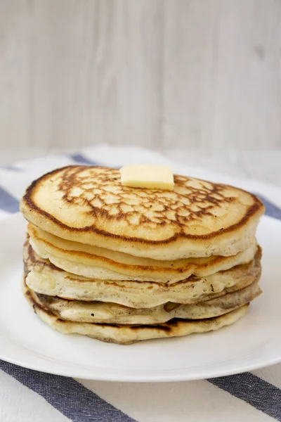 Panqueques caseros con mantequilla en un plato blanco, vista lateral. Cierre — Foto de Stock