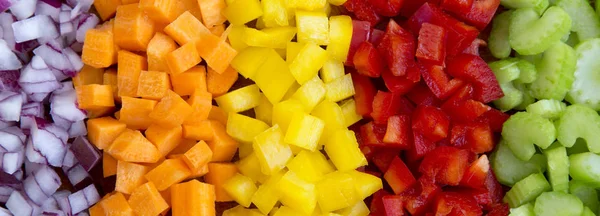 Widok z góry, posiekane świeże warzywa (marchew, seler, czerwona cebula, p — Zdjęcie stockowe