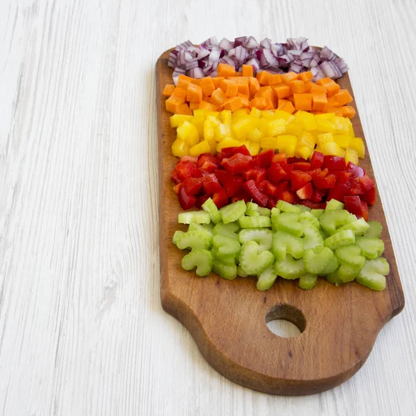 Verduras frescas picadas (zanahoria, apio, cebolla roja, pimientos) ar — Foto de Stock