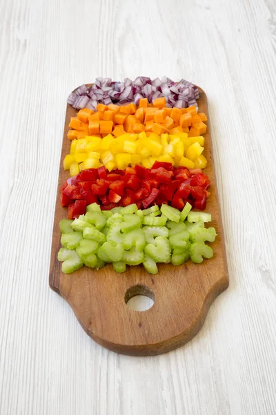 Подрібнені свіжі овочі (морква, селера, червона цибуля, перець) ar — стокове фото