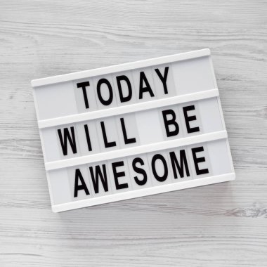 'Bugün harika olacak' kelimeleri beyaz ağaçlık üzerinde modern bir tahta üzerinde