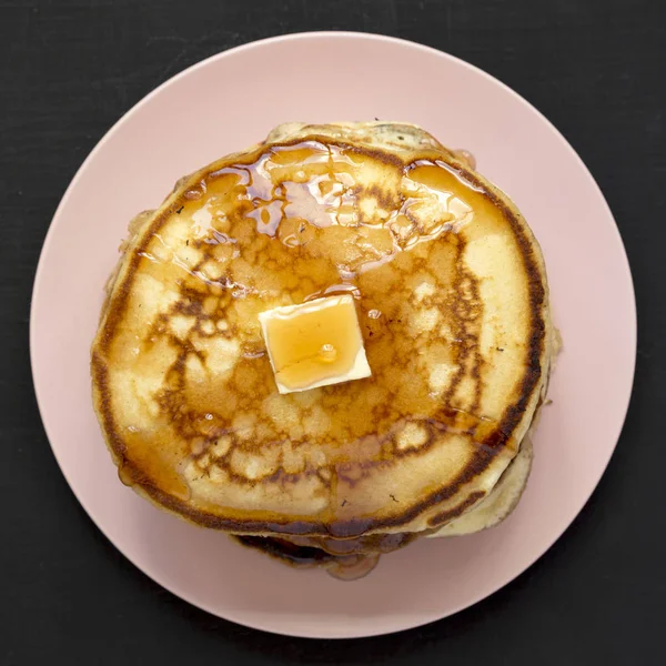 Von oben, hausgemachte Pfannkuchen mit Butter und Ahornsirup auf einem — Stockfoto