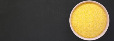 Kuru organik Masarepa mısır unu siyah yüzey üzerinde pembe bir kapta