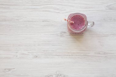 Muz, siyah frenk üzümü, hindistan cevizi m yapılmış smoothie ile Cam kavanoz