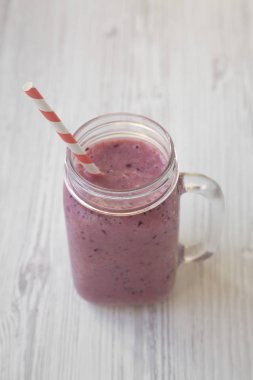 Muz, siyah frenk üzümü, hindistan cevizi m yapılmış smoothie ile Cam kavanoz