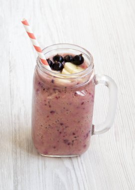 Muz, siyah frenk üzümü, hindistan cevizi m yapılmış smoothie ile Cam kavanoz