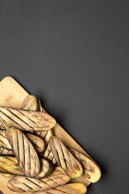 Havai görünüm, siyah bir sur üzerinde bir bambu tahta üzerinde ızgara patlıcan