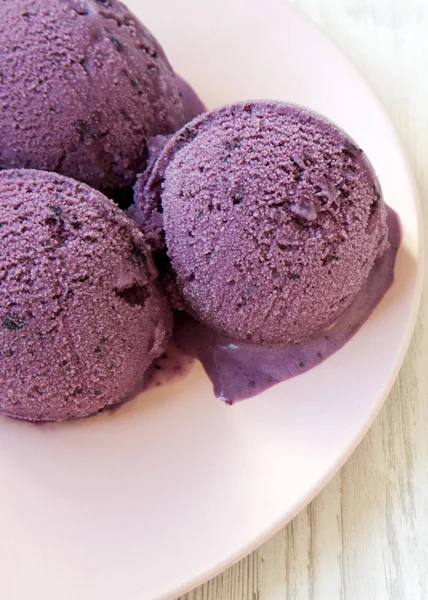 흰색 나무 뒷면에 분홍색 접시에 블루 베리 아이스크림 공 — 스톡 사진