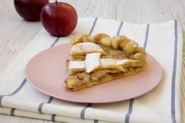 Rebanada de pastel de manzana horneado en casa en un plato rosa, vista lateral. Closeu. — Foto de Stock