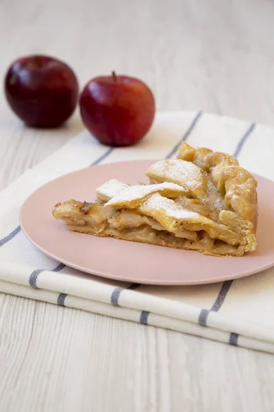 Rebanada de pastel de manzana horneado en casa en un plato rosa, vista lateral. Cierre - — Foto de Stock