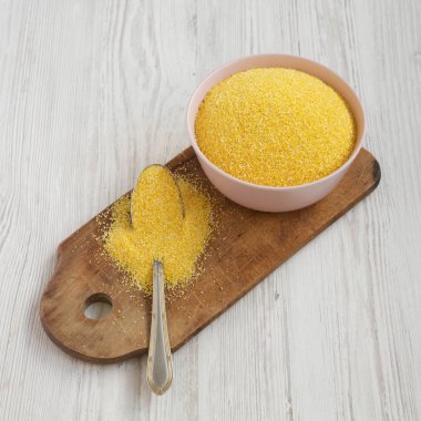 Beyaz ahşap sörf üzerinde pembe bir kapta Organik Masarepa mısır unu