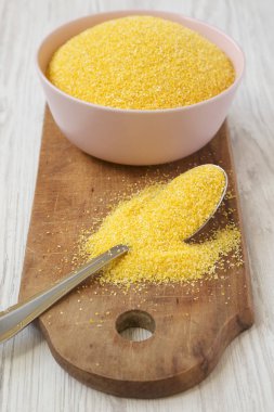 Pembe bir kase, yan görünümorganik Masarepa mısır unu. Closeup.