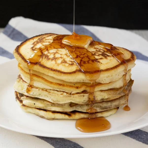 Panqueques caseros con mantequilla y jarabe de arce en un plato blanco , — Foto de Stock