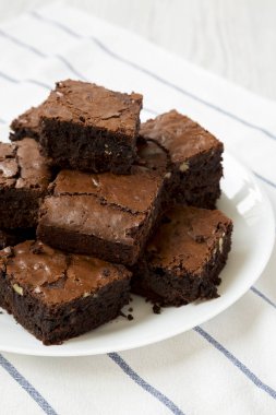 Beyaz bir tabak, düşük açı görünümü üzerinde ev yapımı çikolatalı kek. Cl