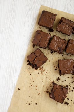 Beyaz ahşap bir fırın tepsisine ev yapımı çikolatalı kek 