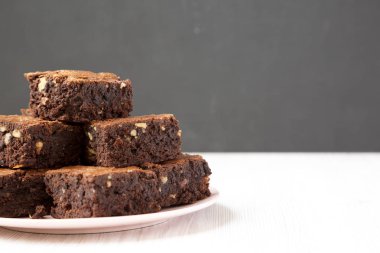 Pembe bir tabakta ev yapımı çikolatalı kek, yan görünüm. Close