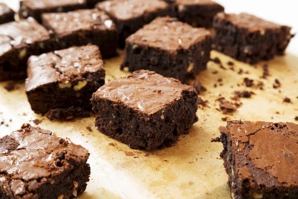 Hausgemachte Schokoladenbrownies auf einem Backblech, Seitenansicht. Schließen — Stockfoto