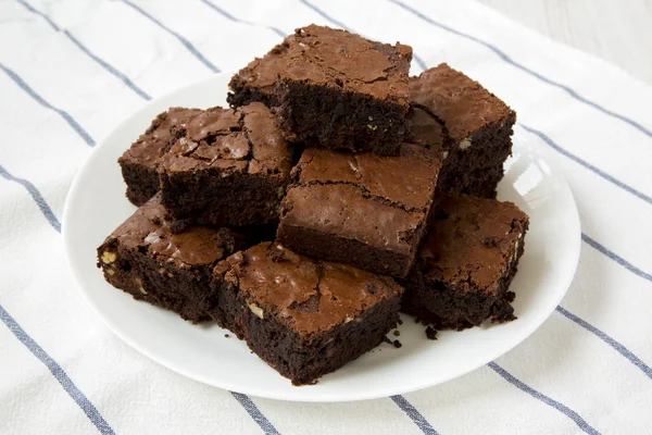 Brownies de chocolate caseros en un plato blanco, vista de bajo ángulo. Cl — Foto de Stock