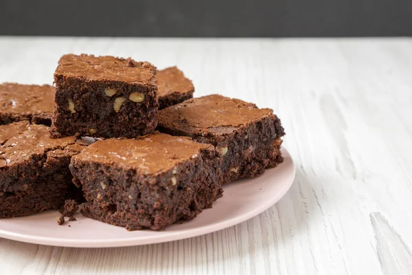 Homemade chocolate brownies on a pink plate, low angle view. Clo — Stock Photo, Image