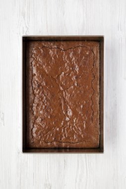 Beyaz ahşap yüzeyüzerinde ev yapımı çikolatalı brownie, havai v