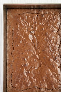 Beyaz ahşap yüzeyde ev yapımı çikolata Brownie, üst görünüm. 