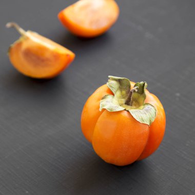 Siyah bir arka plan üzerinde taze hurma, yan görünüm. Close.