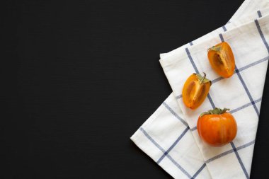 Siyah bir arka plan üzerinde taze hurma, üst görünümü. Düz yatıyordu, overh
