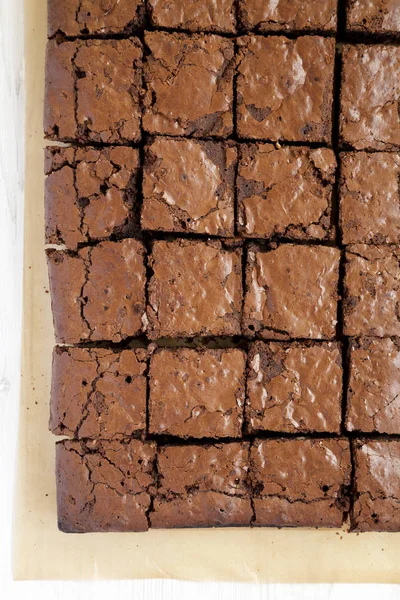 Homemade chocolate brownies on a baking sheet, top view. Overhea — Stock Photo, Image