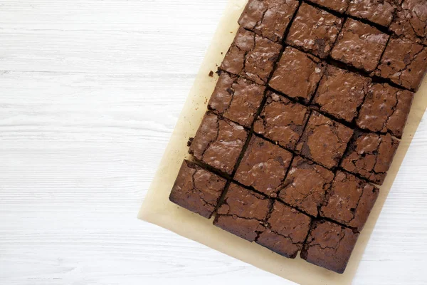 Brownies au chocolat faits maison sur une plaque à pâtisserie, vue aérienne. Pour — Photo