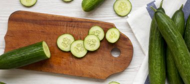 Taze çiğ yeşil salatalık, yukarıdan bakın. Düz döşeme, üst görünüm, 