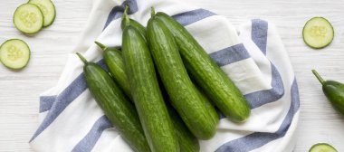 Taze çiğ yeşil salatalık, üst görünümü. Düz yatıyordu, yukarıdan, overh