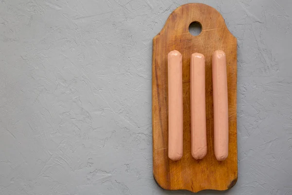 Beton bir backgrou üzerinde rustik ahşap tahta üzerinde hot dog sosis — Stok fotoğraf