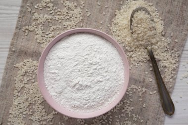 Pembe bir kase glutensiz pirinç unu, üst görünüm. Düz yatıyordu, overh