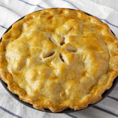 Kumaş üzerinde ev yapımı elmalı turta, yan görünüm. 