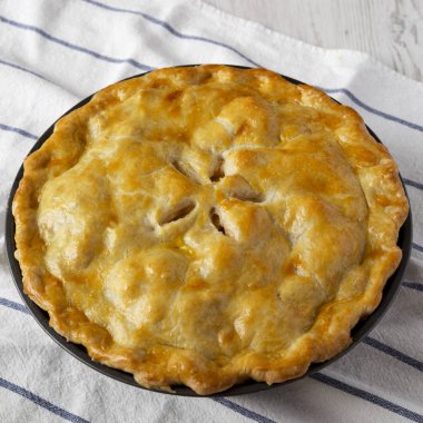 Kumaş, düşük açılı görünümü üzerine ev yapımı elmalı turta. Portre.