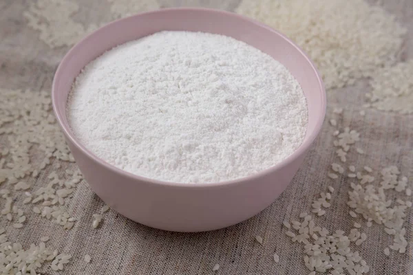 Gluten free rice flour in a pink bowl, side view. Close-up. — Stock Photo, Image