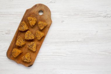 Beyaz ahşap bir masa üzerinde rustik ahşap tahta üzerinde Kızarmış camembert