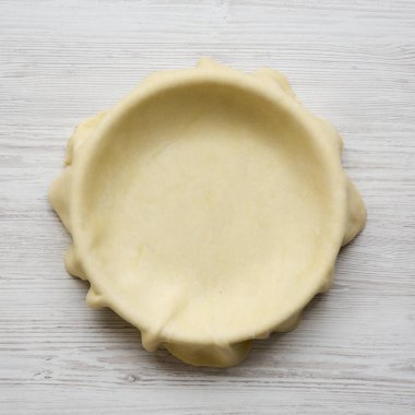 Hazırlık elmalı turta için ham hamur, havai görünüm. Düz yatıyordu,